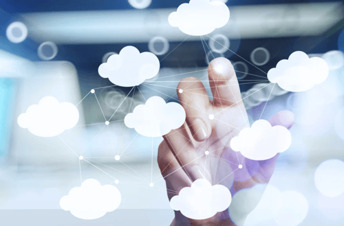 Een hand houdt een cloud vast met verbonden lijnen, wat samenwerking en technologie symboliseert.